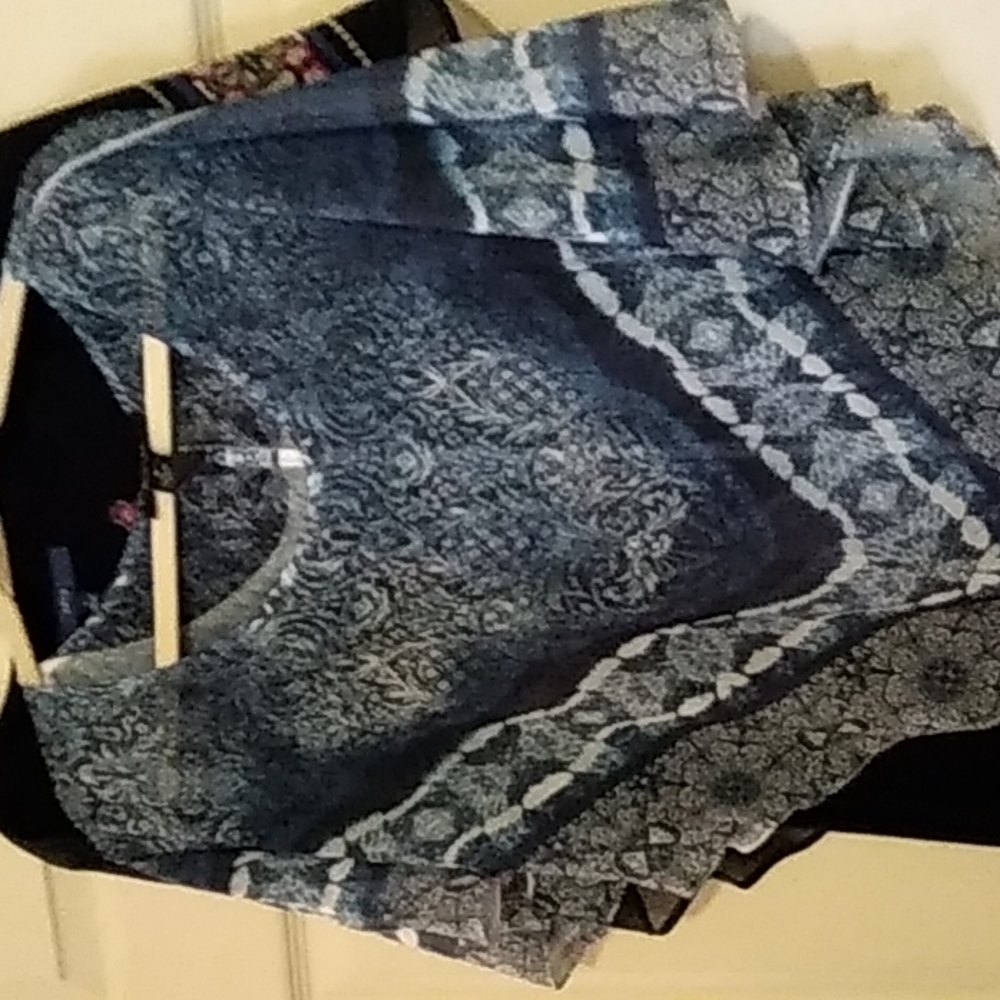 Triangle Tops  $7@  (S) - Picture 2 of 2